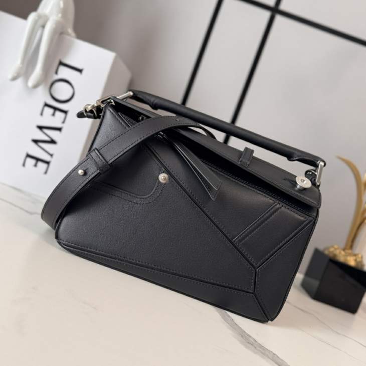 Picture of Loewe Handbags _SKUfw239897984fw